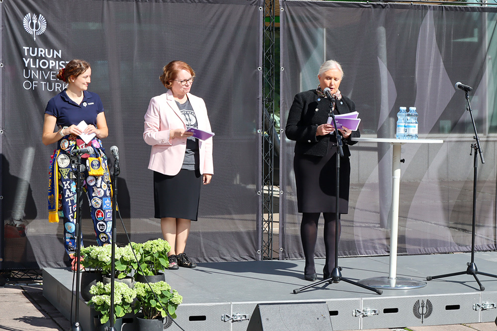 Katie Astin, Marjo Kaartinen ja Pia Björn lavalla seisomassa