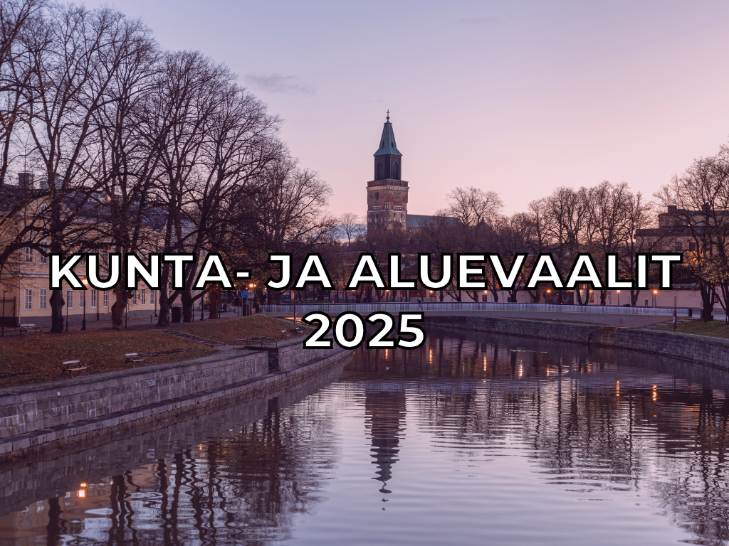 Kuva aurajoenrannasta tuomiokirkolle päin, kuvassa päällä teksti kunta- ja aluevaalit 2025