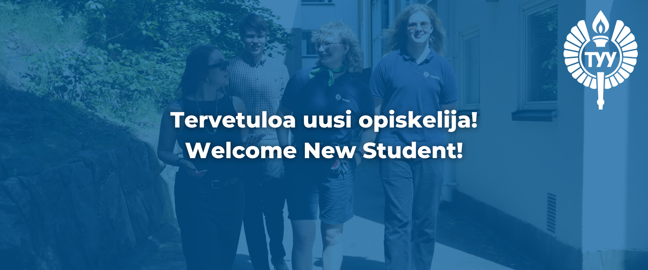 neljä henkilöä kävelemässä, sininen filtteri päällä ja teksti: tervetuloa uusi opiskelija